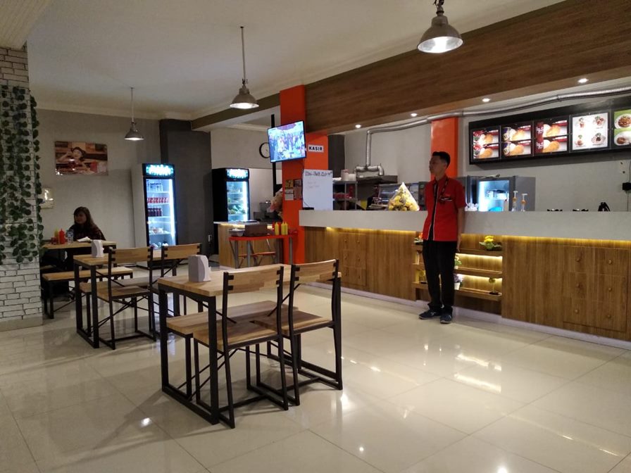 suasana resto di mr mac malang