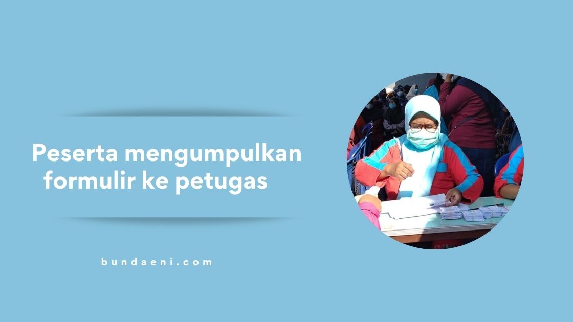 mengumpulkan formulir vaksin